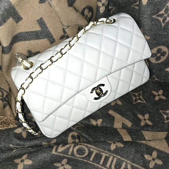 NEW WHITE QUILTED FRONT FLAP BAG WITH CHAIN HANDLES - Picture 3 of 13